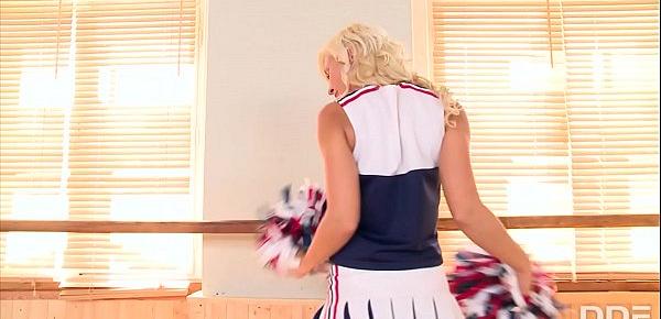 Brown-eyed cheerleader blondie Tracy Lindsay stretches her wet teen pussy